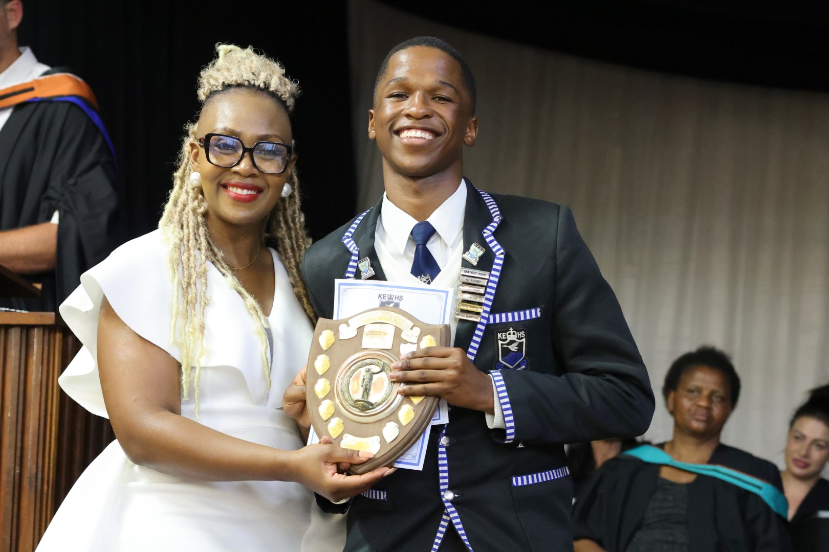Ntsoaki Sibiya Kortjass presents the Round Table Senior Award for Good Fellowship to Phetang Nakin